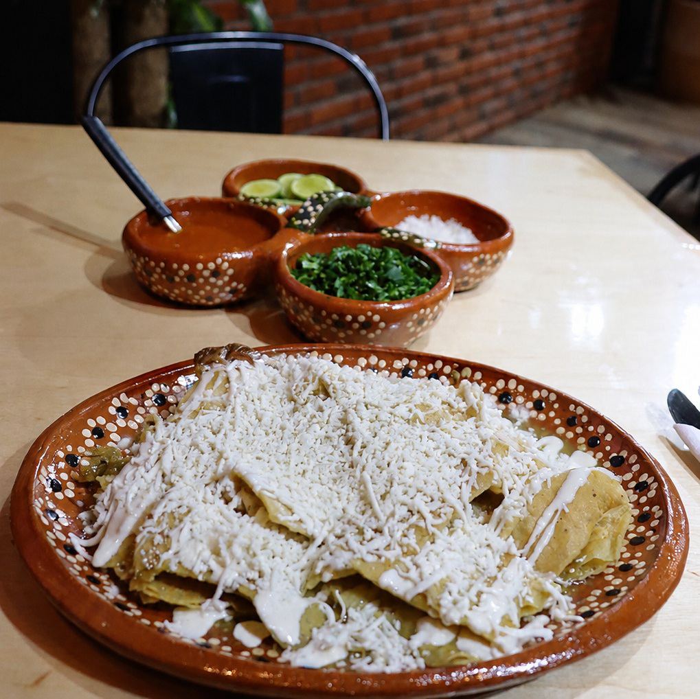 Chilaquiles con crema y queso