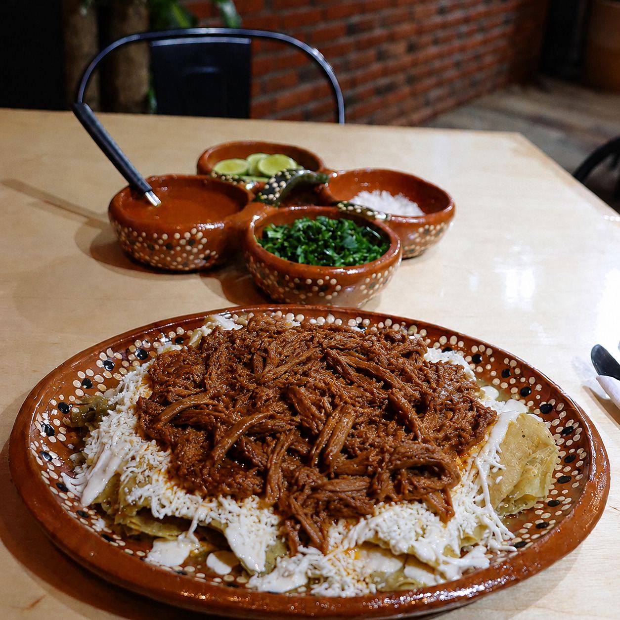 CHILAQUILES CON BIRRIA